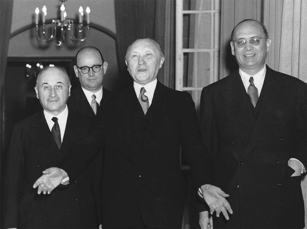 Jean Monnet (li.), Präsident der Hohen Behörde der Montanunion bei Bundeskanzler Konrad Adenauer, ullstein bild - ullstein bild