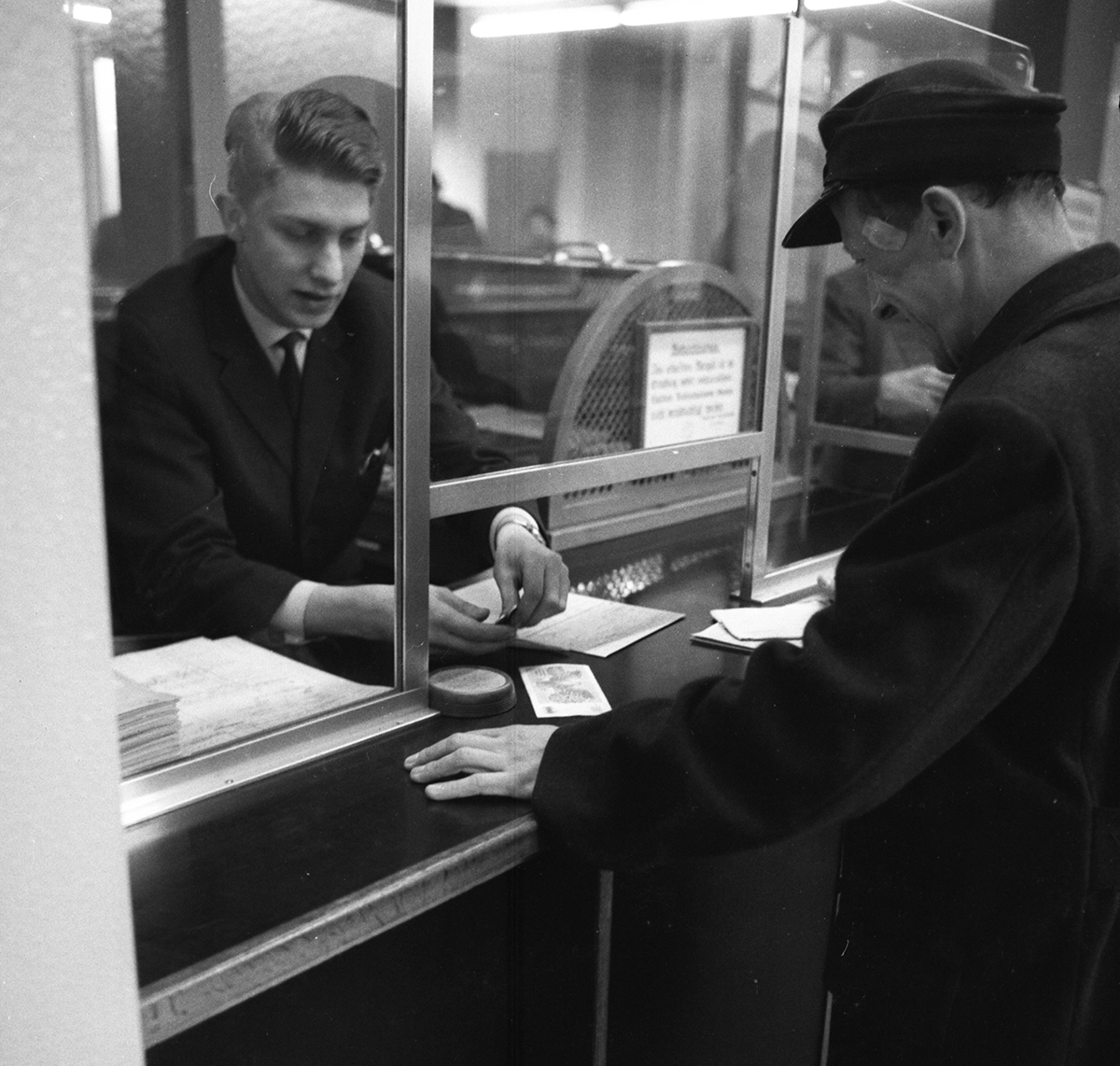 Arbeitslose beim Arbeitsamt Dortmund im Jahre 1966. ©picture alliance / Klaus Ros