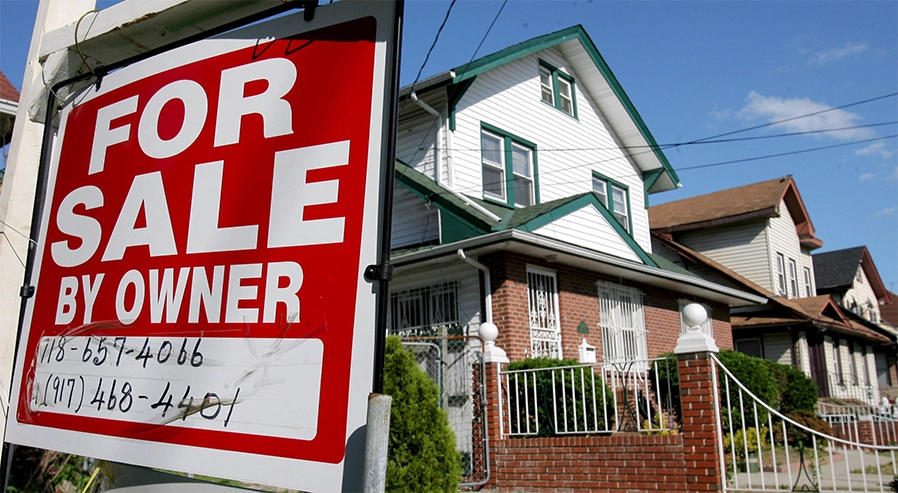 “For Sale” signs in front of houses, Picture-Alliance/ dpa | epa Justin Lane