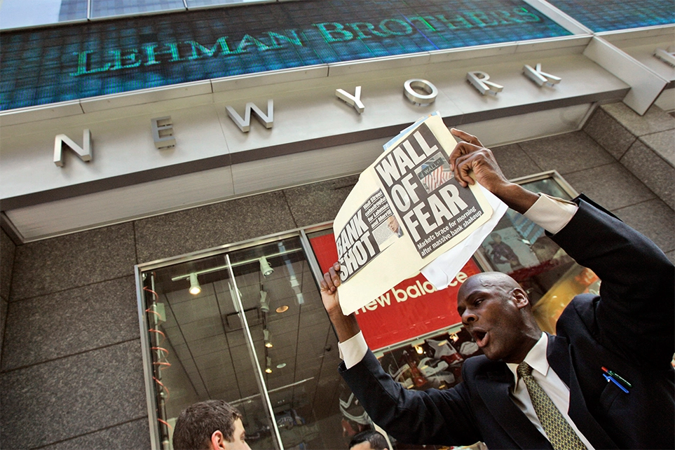 Demonstrant vor dem Gebäude von Lehman Brothers, Picture-Alliance / ASSOCIATED PRESS | Mary Altaffer