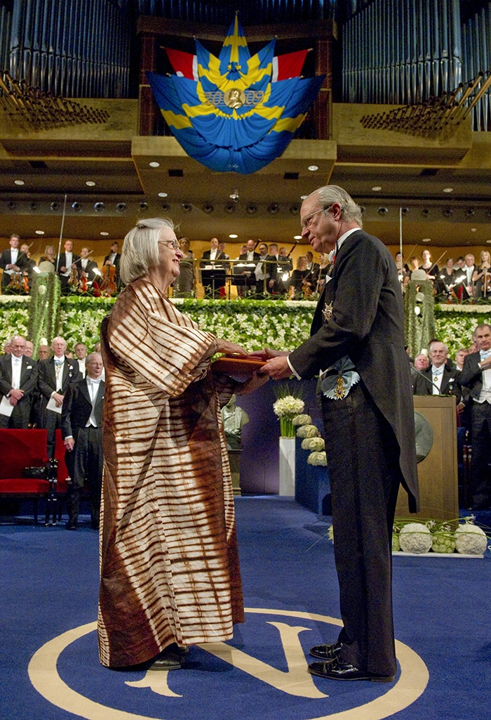 Nobel Prize Ceremony 2009, King Carl Gustaf and Elinor Ostrom, Picture-Alliance / dpa | JONAS EKSTROMER/ Pool