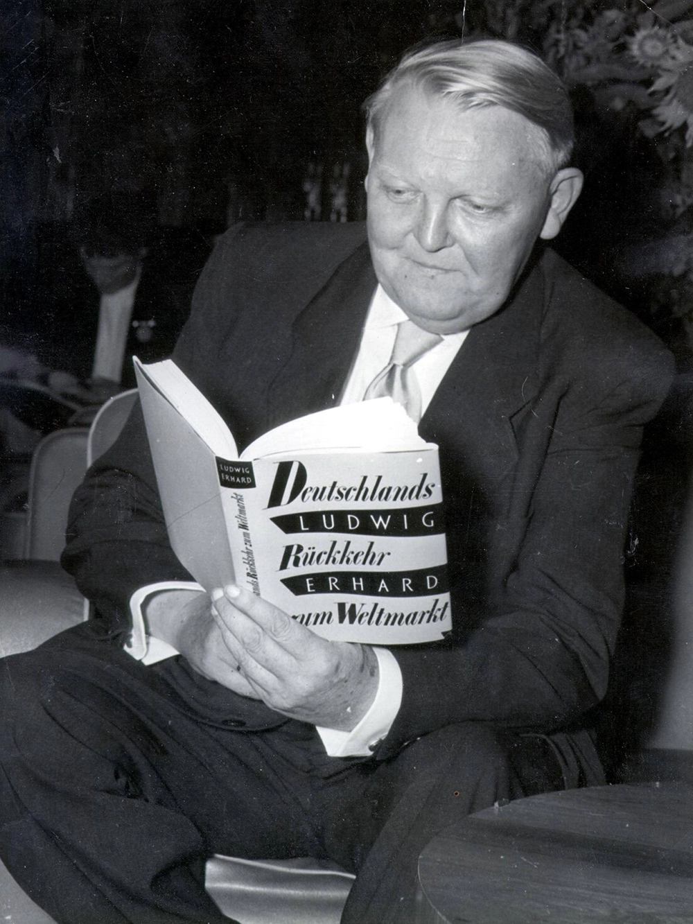 Ludwig Erhard reading his book about the German economic upswing, IMAGO / ZUMA/Keystone
