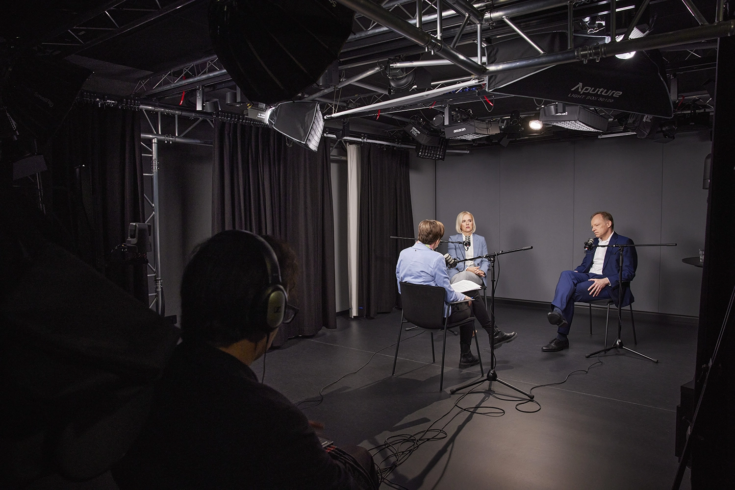 Das ifo Studio – hier vermittelt das ifo Forschungsinhalte über Bild und Ton Fuest und Dittmer im Interview