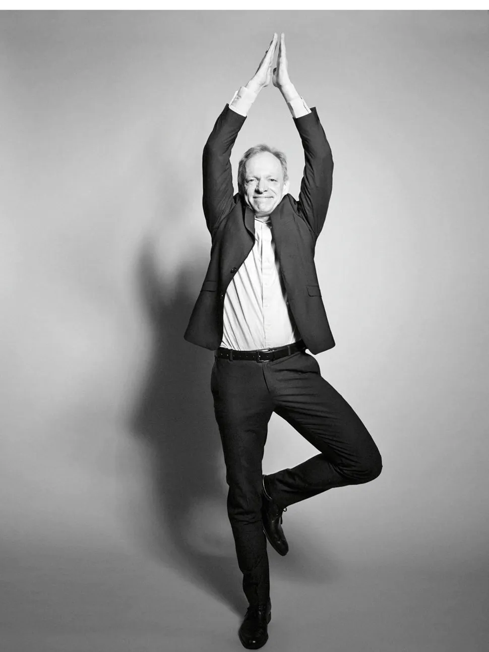 Clemens Fuest in Yoga-Pose, Foto: Regina Recht