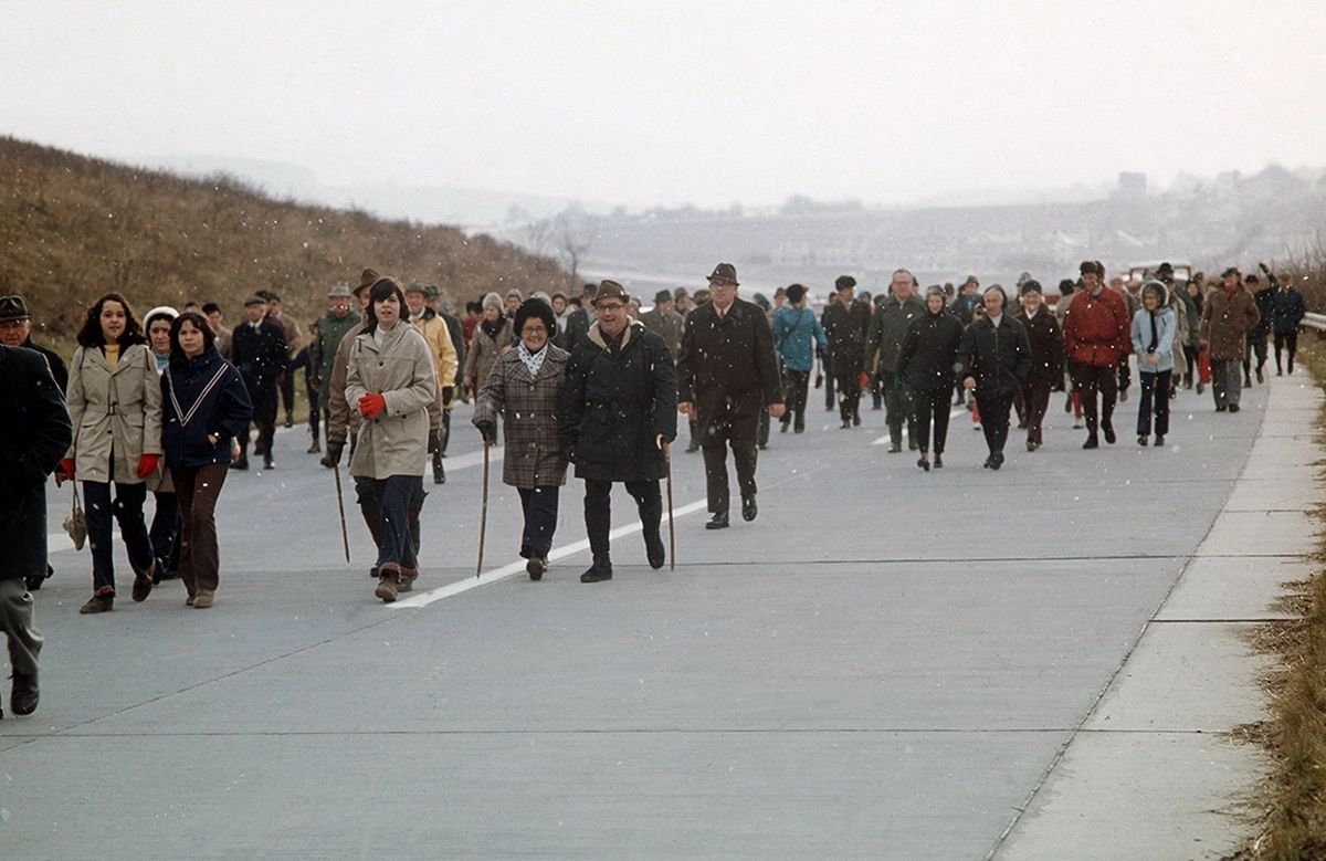 Hikers on the A81, Picture-Alliance / dpa | Moesch