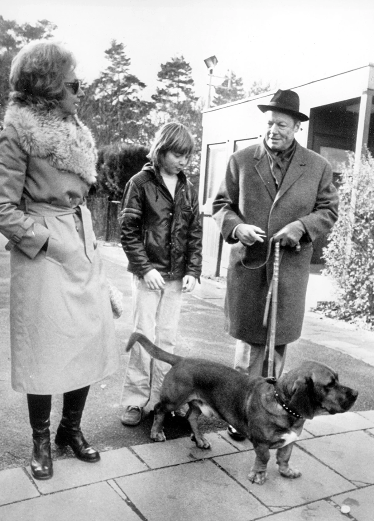 Bundeskanzler Willy Brandt mit Frau, Kind und Hund, Picture-Alliance / dpa | Peter Popp