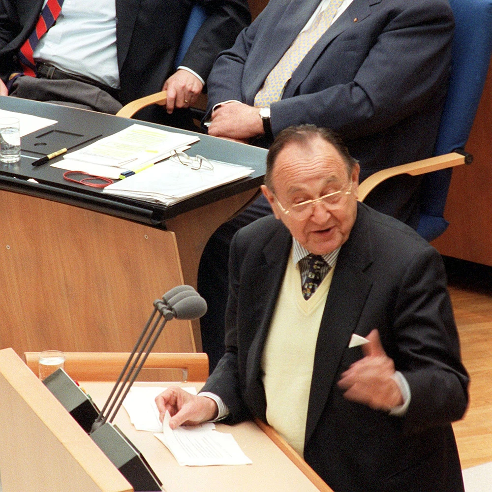 Federal Foreign Minister Hans-Dietrich Genscher Gives speech in parliament. picture-alliance / dpa | Tim Brakemeier