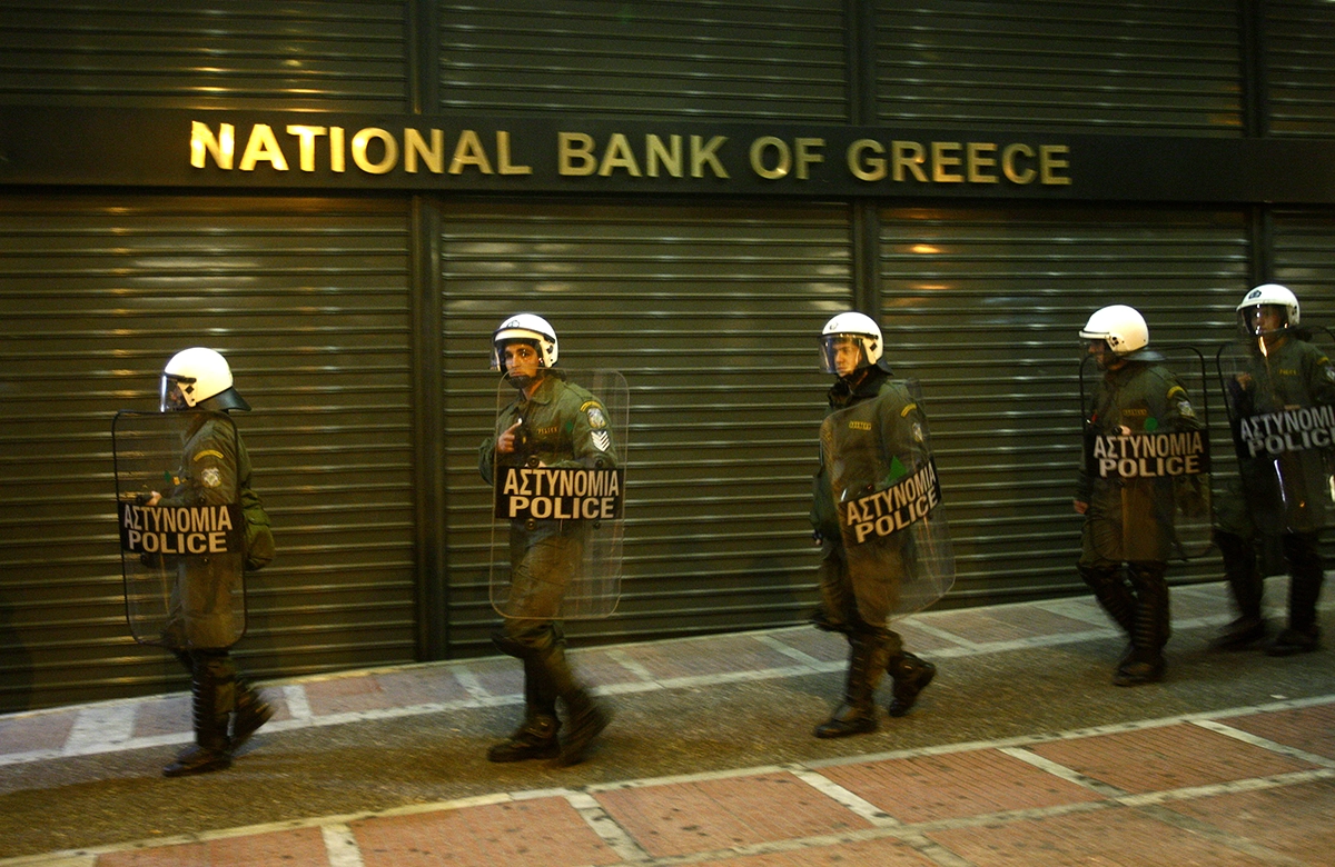 Bereitschaftspolizei vor einer Filiale der Griechischen Nationalbank, REUTERS/John Kolesidis