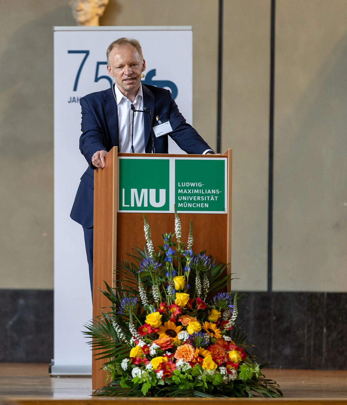 Clemens Fuest hinterm Podium