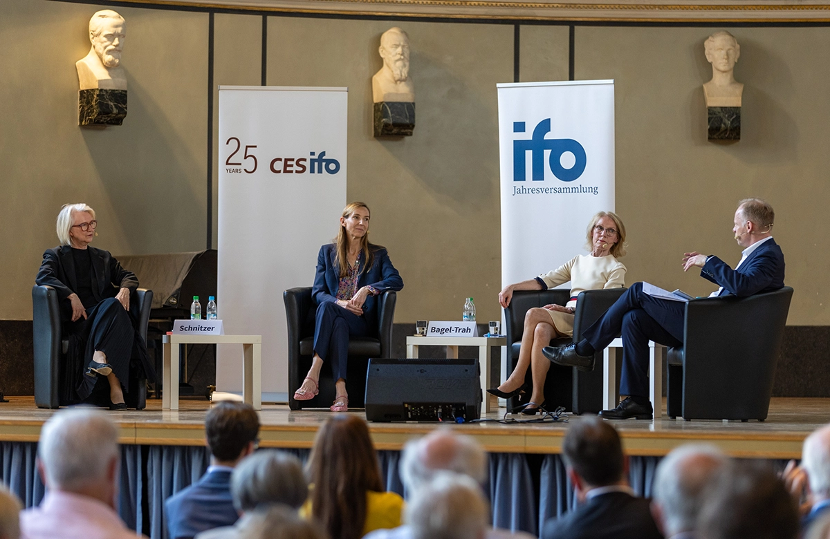 Monika Schnitzer, Simone Bagel-Trah, Annette Niederfranke und Clemens Fuest bei der Podiumsdiskussion