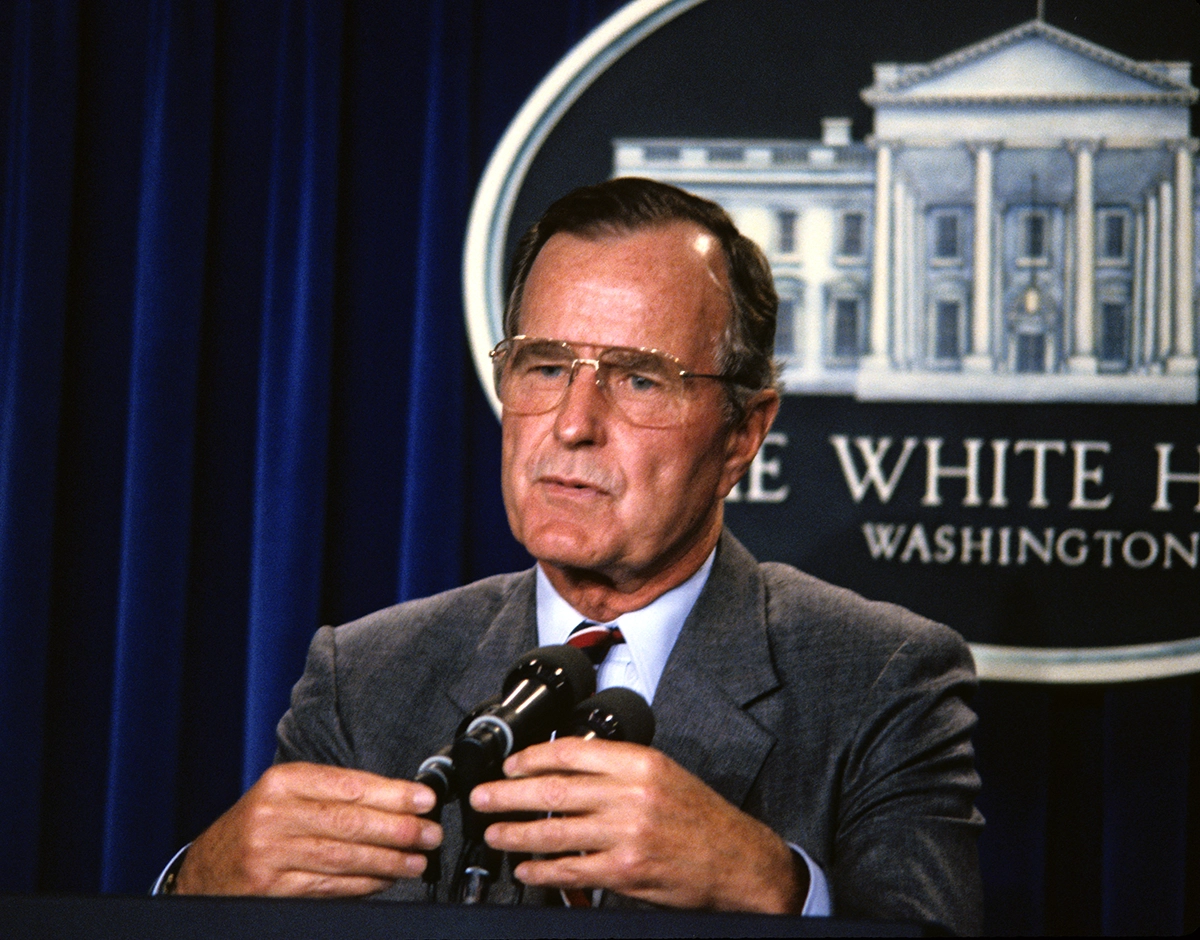 President George Bush 1990 during a press conference. | picture alliance / Howard L. Sachs