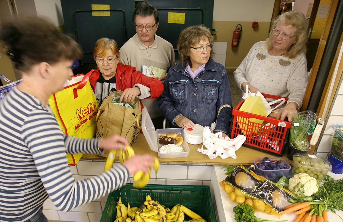 People gathering to collect food | picture alliance