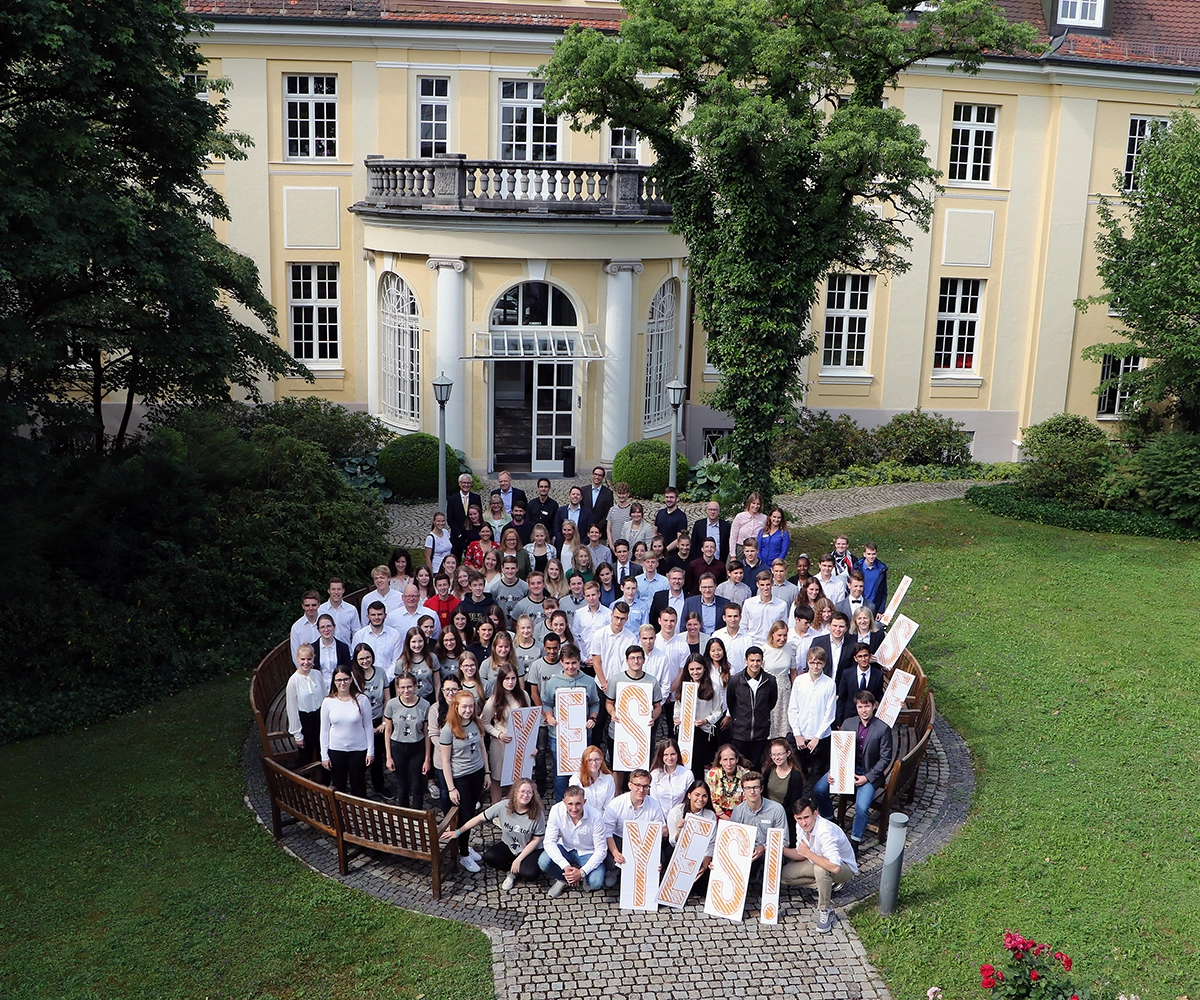 Gruppenfoto im Garten des ifo Instituts von Schüler*innen beim YES-Wettbewerb