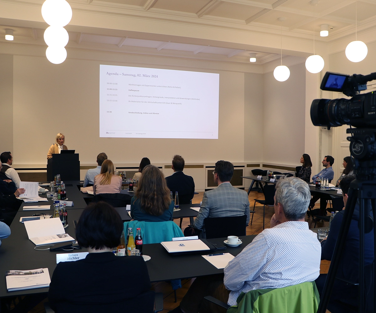 Seminar mit Lehrer*innen und Stephanie Dittmer im Ludwig-Erhard-Saal