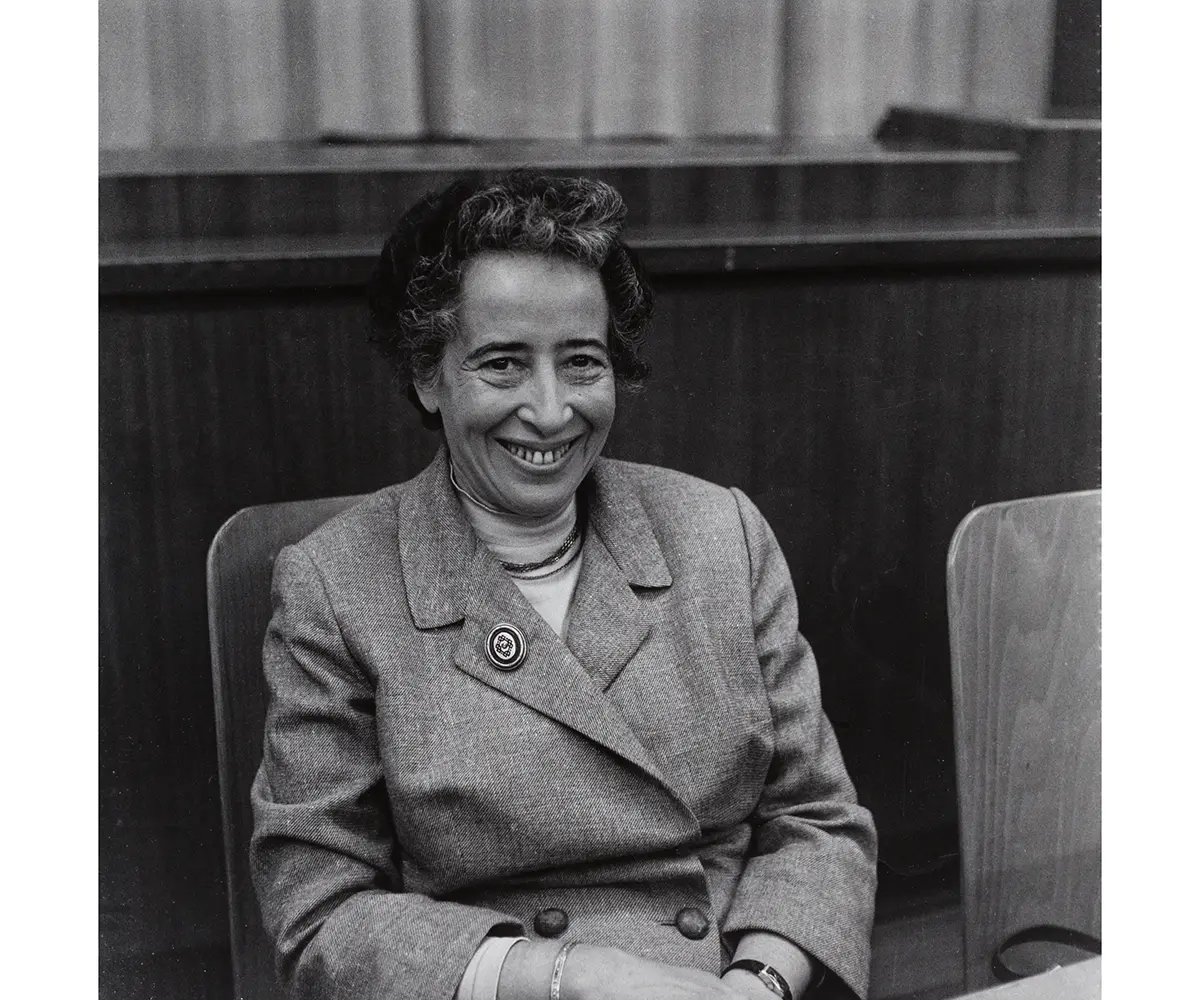 Hannah Arendt lächelnd auf einem Stuhl |  Münchner Stadtmuseum, Sammlung Fotografie, Archiv Barbara Niggl Radloff