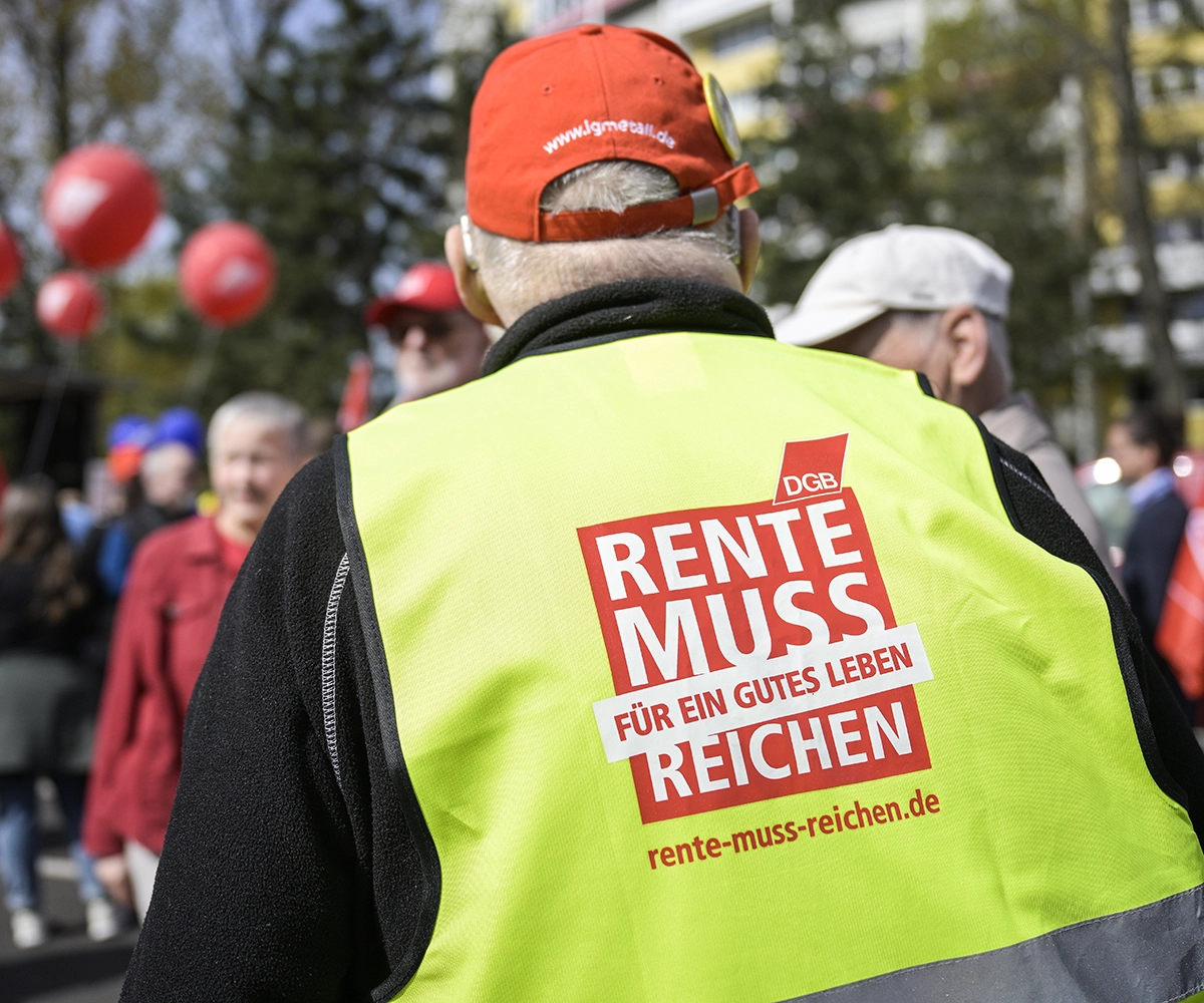 Mann mit Weste und Aufdruck "Rente muss reichen" | picture alliance/dpa | Hannes P Albert