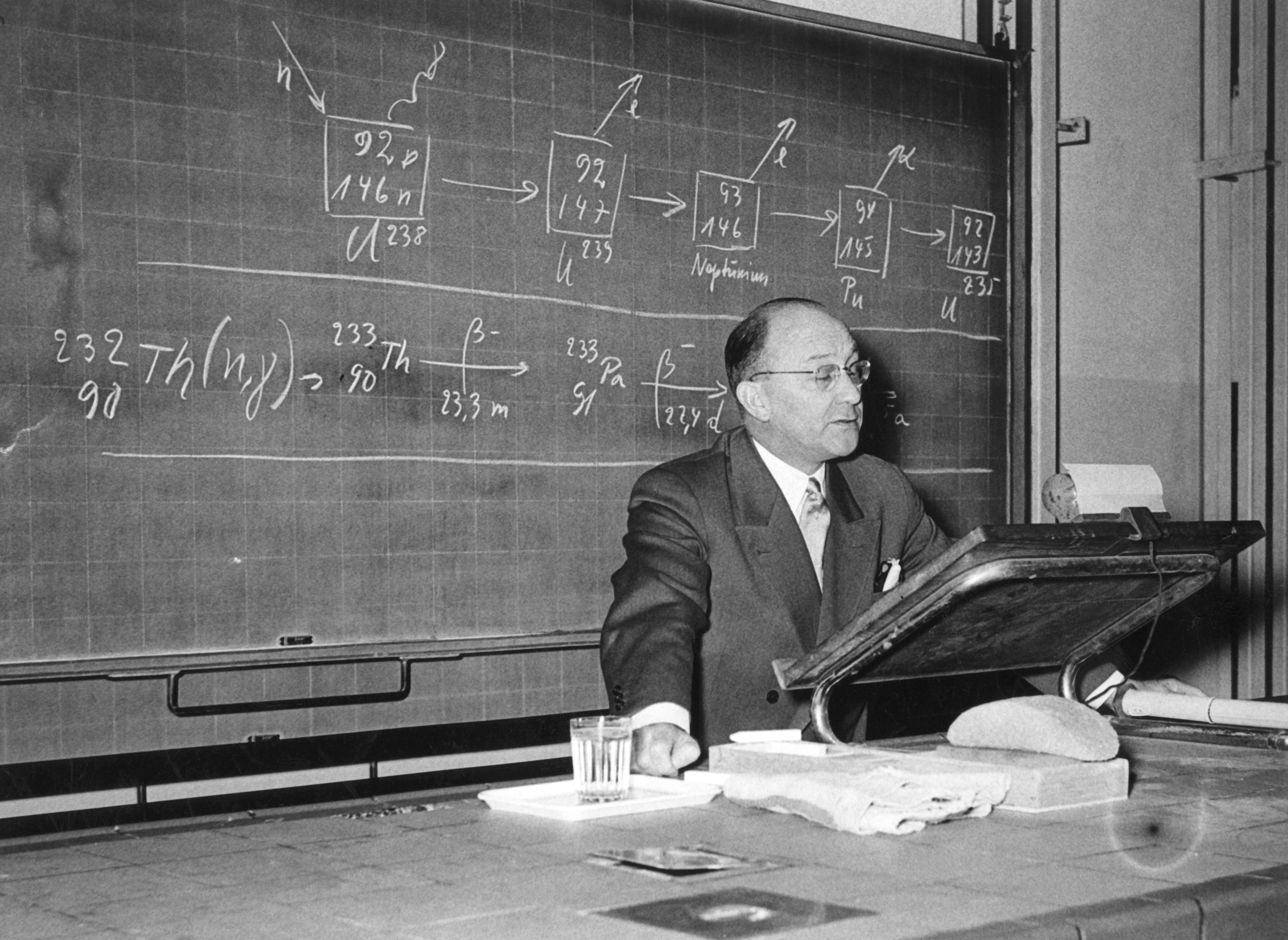 Siegfried Balke behind the lectern. | picture-alliance/ dpa | Klaus Heirler