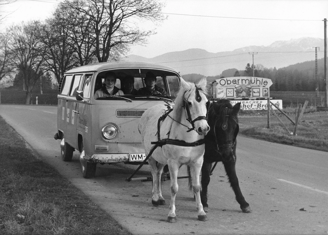 Pferde ziehen einen VW Bus, Picture-Alliance / Keystone | Roedel