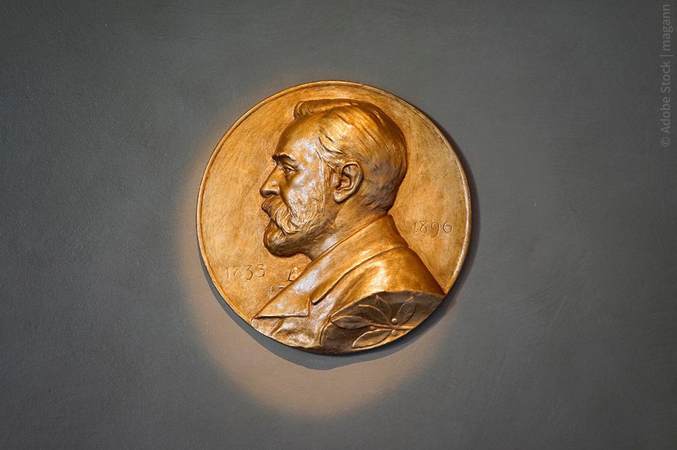 Skulptur des schwedischen Nobelpreises; Adobestock/magann