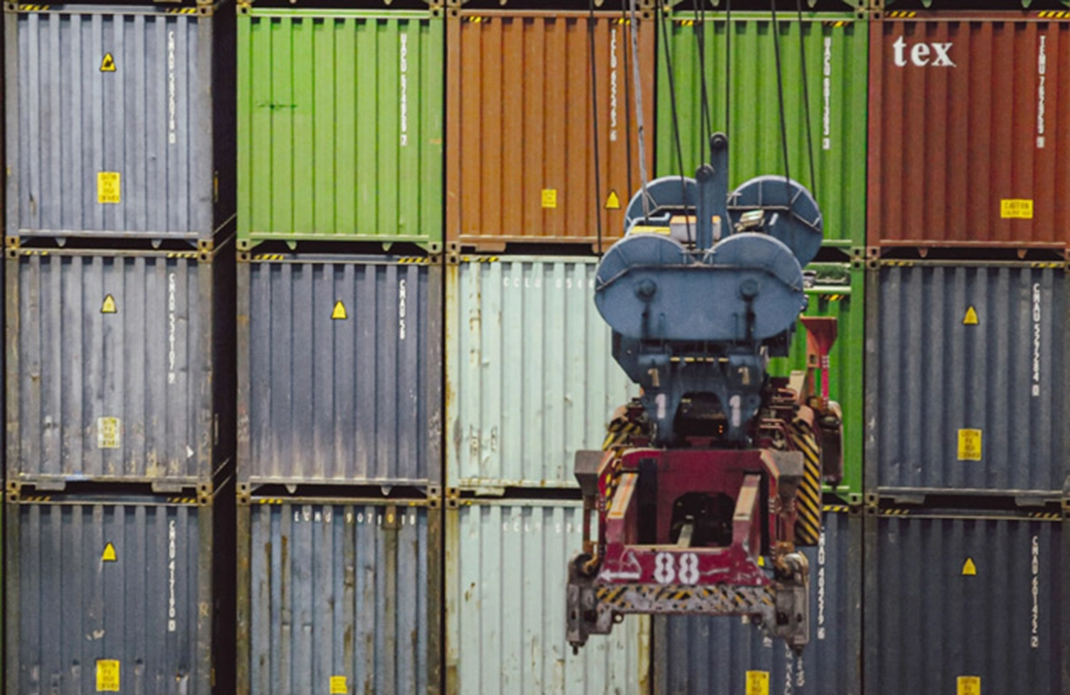 Container at Hamburg Harbour | unsplash, Bernd Dittrich