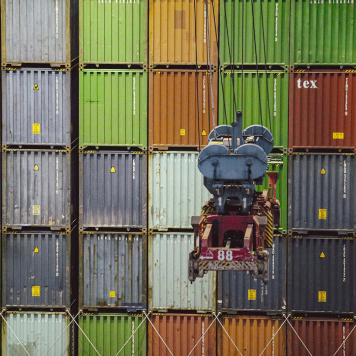 Container at Hamburg Harbour | unsplash, Bernd Dittrich